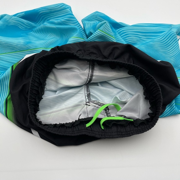 Under Armour Aqua and Black Patterned Swim Trunks Large - Picture 3 of 3